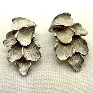 Vintage 70’s Judy Lee Chic Silver Petal Leaf Textured Clip On Earrings